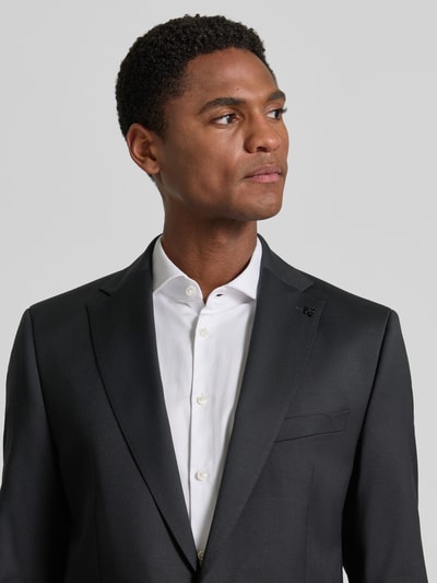 Männermodel trägt Slim Fit 2-Knopf-Sakko mit Pattentaschen Modell 'Move Alesso' von DIGEL, Schurwoll-Elasthan-Mix, Nahaufnahme Oberkörper. Rückenlänge bei Größe 50: 74 cm, Schulterbreite: 46 cm, Ärmellänge: 67 cm, Reverskragen. Das Sakko wirkt glatt und dunkel, Kontrast durch das weiße Hemd.