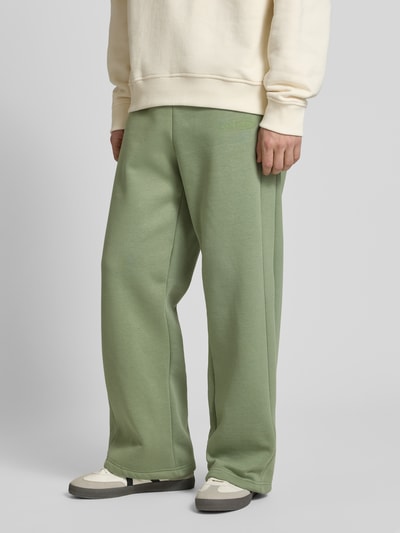 KARL KANI Sweatpants mit Label-Detail und elastischem Bund Oliv 4