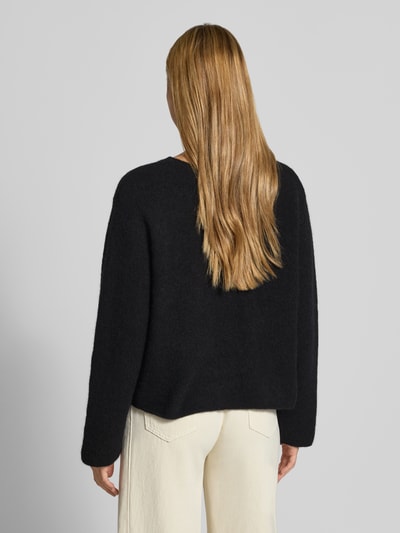 Frauenmodel trägt Strickpullover aus Alpaka-Leinen-Mix Modell 'VITOW' von American Vintage in Schwarz, lockere Passform, Ganzkörperansicht Rückansicht. Damen Strickpullover, Rundhalsausschnitt, Stretch-Anteil, Rückenlänge 53 cm, Ärmellänge 61 cm.