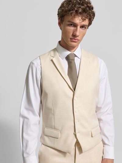 Männermodel trägt Regular Fit Weste mit Reverskragen von MCNEAL im hellen Material-Mix mit Leinen-Anteil, Knopfleiste, Pattentaschen, Nahaufnahme Oberkörper. Rückenlänge bei Größe 50: 60 cm.