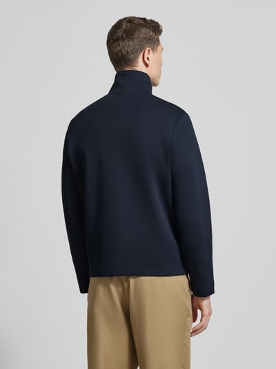 Männermodel trägt Regular Fit Sweatjacke aus Baumwoll-Mix von Marc O'Polo, dunkelblau, Stehkragen, langarm, Rückenansicht Ganzkörperansicht