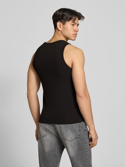 Męski model nosi Tanktop mit Logo-Stitching Modell 'The Embroidery' od PROHIBITED, czarny, bawełniany, krój slim fit, całkowita długość tyłu 56 cm, detaliczne logo, widok z tyłu, całopostaciowy.