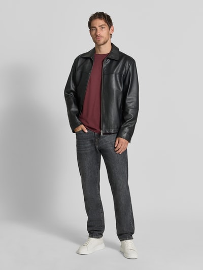 Mężczyzna model nosi męski t-shirt z bawełny o kroju regular fit Model 'Thilo' od DRYKORN, okrągły dekolt, długość tyłu 71 cm w rozmiarze M, widok całej sylwetki z przodu