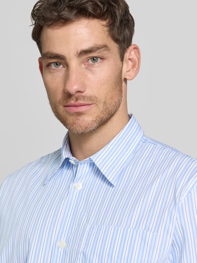 Männermodel trägt Relaxed Fit Freizeithemd aus reiner Baumwolle Modell 'HOTEL AMOUR' von SELECTED HOMME mit Optik:Allover-Muster, Nahaufnahme Oberkörper