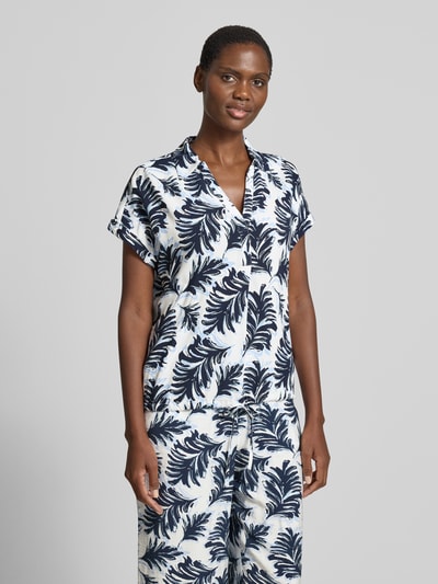Frauenmodel trägt Relaxed Fit Tunika aus reiner Viskose von Tom Tailor mit Optik:Allover-Muster, Tunika-Kragen, Kurzarm, Ganzkörperansicht von vorne.