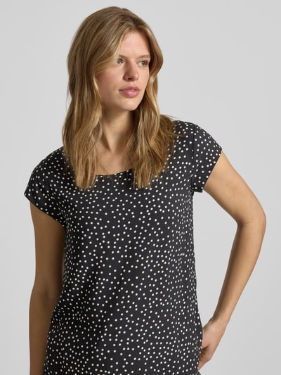 Frauenmodel trägt Regular Fit Blusenshirt aus reiner Viskose Modell 'NOVA' von Only, Optik: Allover-Muster, Nahaufnahme Oberkörper.