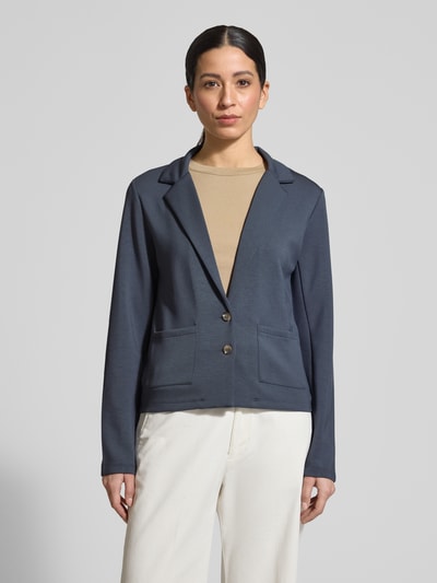 Frauenmodel trägt Sweatblazer mit Taschen und Revers von Christian Berg Woman im Material-Mix mit Modal-Anteil, Regular-Fit, Ganzkörperansicht von vorne.