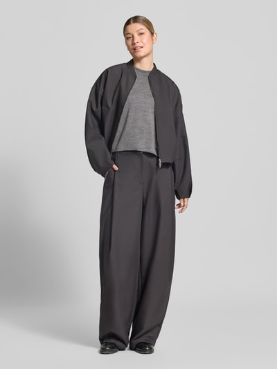 Frauenmodel trägt Strickpullover aus Schurwolle Modell 'MALESE' von DRYKORN in Grau, Relaxed Fit, Rundhalsausschnitt, Ganzkörperansicht von vorne.