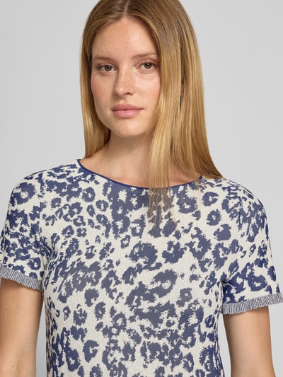 Modelka kobieca nosi Knielanges Strickkleid aus Viskose-Mix im Allover-Look od Marc Cain, Mieszanka wiskozy, linia a, długość do kolan, wzór na całej powierzchni, okrągły dekolt, długość tyłu w rozmiarze 36: 101 cm, szerokość w rozmiarze 36: 43 cm, długość rękawów w rozmiarze 36: 22 cm, zbliżenie na górną część ciała