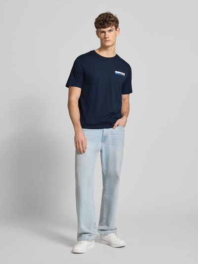 Männermodel trägt T-Shirt mit Label-Print Modell 'CORP' von JACK & JONES, Reine Baumwolle, Unifarbenes-Design, Gerade Passform, Rundhalsausschnitt, Ganzkörperansicht von vorne.