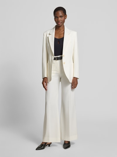 Frauenmodel trägt Regular Fit Top mit Leinen-Anteil von Victoria Beckham in Schwarz, Baumwoll-Mix, tiefer Rundhalsausschnitt, Cut-Out, Ärmelloses-Design, Rückenlänge 63 cm, Ganzkörperansicht von vorne.