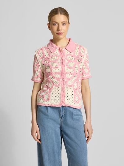 Frauenmodel trägt Strickjacke mit 1/2-Arm Modell 'GAVRILI' von SUNCOO PARIS in Rosa und Creme, Gerader-Schnitt, Umlegekragen, Knopfleiste, Ganzkörperansicht von vorne. Rückenlänge bei Größe S: 48 cm, Ärmellänge bei Größe S: 23 cm.