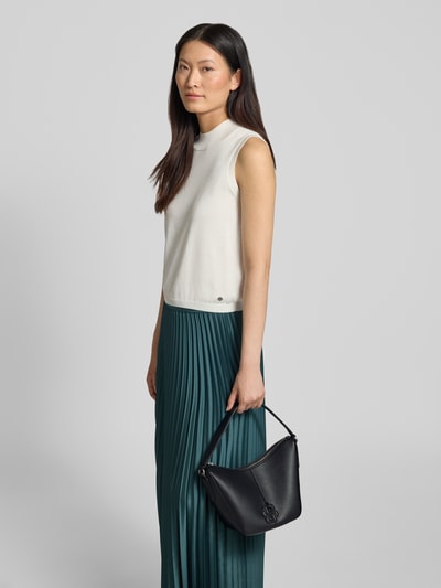 Frauenmodel trägt Henkeltasche in Lederoptik Modell 'ANETT SM HOBO' von BOSS, Optik: Unifarben, Logo-Applikation, Ganzkörperansicht von vorne.