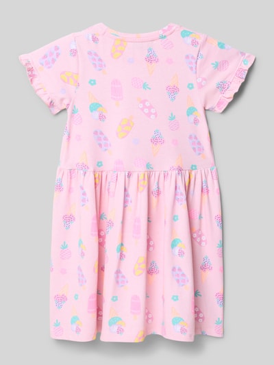 Mädchen trägt Regular Fit Shirtkleid mit Allover-Motiv-Print von DANAMADE, Rosa mit bunten Prints, Baumwoll-Mix, Rückenlänge 60 cm, Ganzkörperansicht Rückansicht.