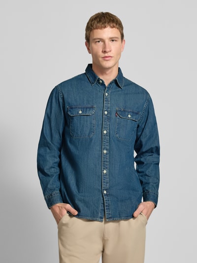 Männermodel trägt Regular Fit Jeanshemd mit Brusttaschen Modell 'JACKSON WORKER' von Levi's®, reine Baumwolle, Kentkragen, Knopfleiste, Label-Detail, Sportmanschetten, Ganzkörperansicht von vorne.