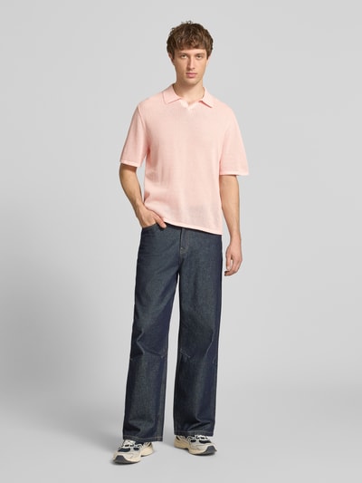 Mannenmodel draagt Regular Fit Strick-Poloshirt Modell 'CASSIS' van Jack & Jones, lichtroze katoen, V-hals, volledige vooraanzicht.