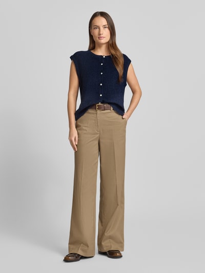 Frauenmodel trägt Loose Fit Strickweste mit Knopfleiste Modell 'Everest' von Neo Noir in Dunkelblau, Damen, Rundhalsausschnitt, Rückenlänge 55 cm bei Größe 36, Ganzkörperansicht von vorne.