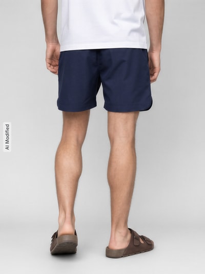 Männermodel trägt Badehose mit Label-Stitching und elastischem Bund von PROHIBITED, navyblau, Regular Fit, Rückansicht Ganzkörperansicht.