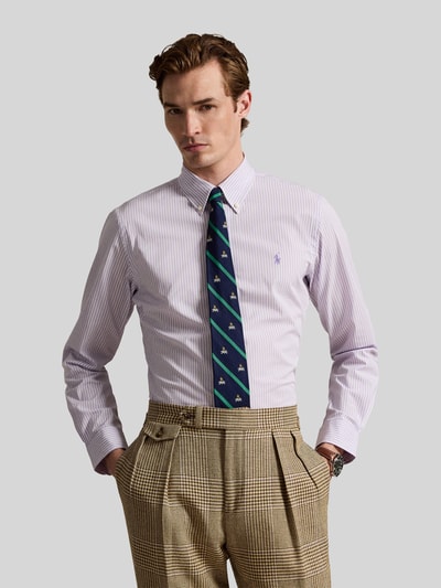 Männermodel trägt Regular Fit Freizeithemd aus Baumwoll-Mix von Polo Ralph Lauren, Optik:Allover-Muster, gestreift, Logo-Stitching, Ganzkörperansicht von vorne.