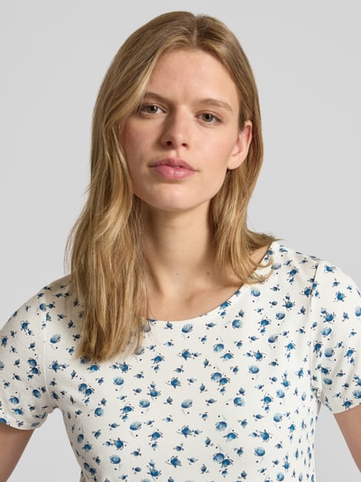 Modelka prezentuje damski t-shirt Regular Fit T-Shirt aus Viskose-Mix Modell 'BERA' od Only, efekt: wzór na całej powierzchni, dekolt w łódkę, krótki rękaw, wykończenie: krepa, materiał: mieszanka wiskozy. Zbliżenie na górną część ciała.
