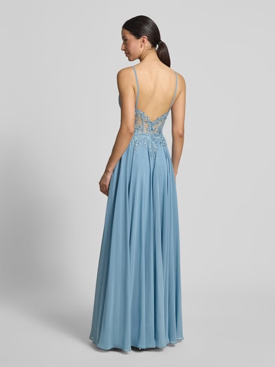 Frauenmodel trägt Maxikleid mit Stitchings und Ziersteinbesatz von Luxuar aus hellblauem Chiffon mit Taillierter Schnitt, Rückenlänge bei Größe 36: 126 cm, Brustweite bei Größe 36: 41 cm, Reißverschluss am Rücken, Ganzkörperansicht Rückansicht.