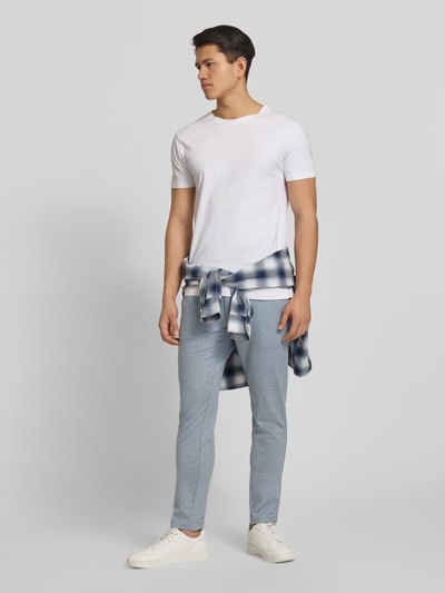 Męski model nosi Slim Fit Chino aus Viskose-Mix Modell 'MARK' von Only & Sons, efekt: jednolity kolor, melanż, krój slim fit, aplikacja z metką, szlufki na pasek, zapięcie na guzik i zamek błyskawiczny, tylne oraz boczne wpuszczane kieszenie, mieszanka wiskozy, całkowity widok z przodu