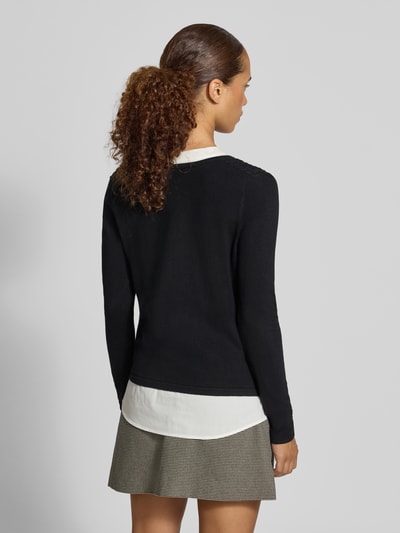 Vrouwenmodel draagt Longsleeve uit Viscosemix in tricotlook van comma, nauwsluitende pasvorm met v-hals en contrastdetails, ruglengte maat 36: 66 cm, mouwlengte maat 36: 83 cm, tricotlook met neutrale kleuren, gladde textuur, nauw aansluitend, volledige lichaamsaanzicht achteraan.