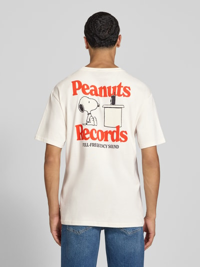 Männermodel trägt weißes Oversized T-Shirt aus reiner Baumwolle Modell 'PEANUTS' von ONLY mit roten Lettern und Snoopy, Ganzkörperansicht Rückansicht, Heren t-shirt van ONLY