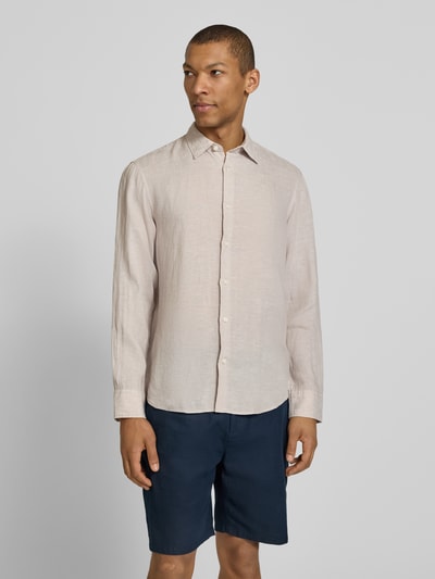 Männermodel trägt Regular Fit Freizeithemd aus reinem Leinen Modell 'REGKYLIAN' von SELECTED HOMME in Beige mit Kentkragen, Ganzkörperansicht von vorne.
