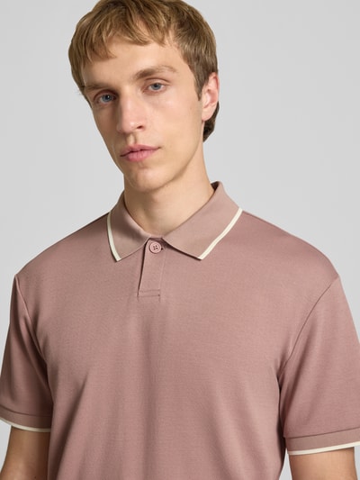 Männermodel trägt Regular Fit Poloshirt aus Baumwoll-Mix Modell 'TOMON' von Only & Sons, Optik: Unifarben, Nahaufnahme Oberkörper.