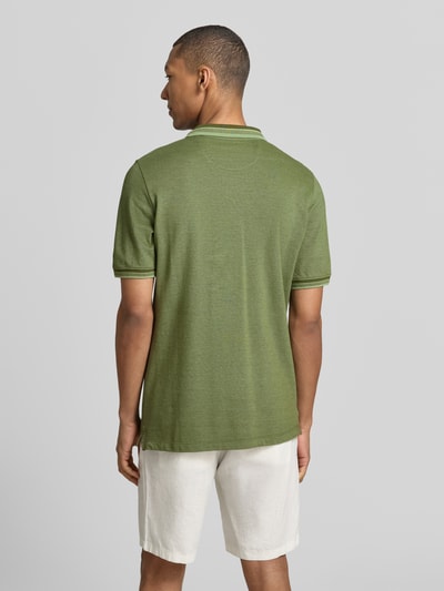 Männermodel trägt Regular Fit Poloshirt aus reiner Baumwolle Modell 'OPEN COLLAR POLO' von s.Oliver RED LABEL in meliertem Grün, kurzarm mit V-Ausschnitt, Polokragen, geripptem Ärmelabschluss, Brusttasche, Piqué-Struktur, Ganzkörperansicht Rückansicht.