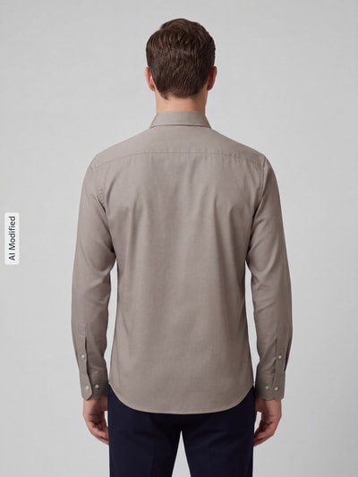 Männermodel trägt Regular Fit Businesshemd aus reiner Baumwolle Modell 'H-Joe' von BOSS in Beige, glatte Textur, Ganzkörperansicht Rückansicht, Herren Businesshemd von BOSS, KI-modifiziertes Bild.