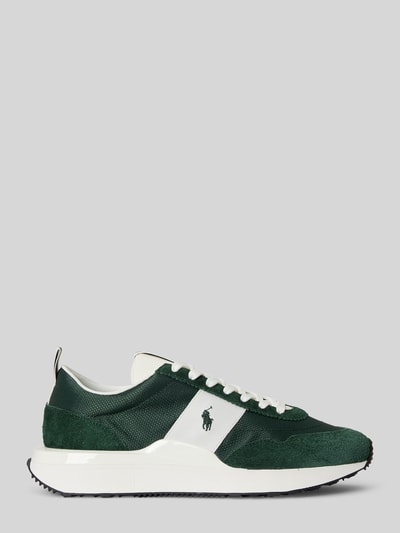 Produktfoto, Low Top Sneaker aus Veloursleder von Polo Ralph Lauren, zielona i biała kolorystyka, zaokrąglony nosek, płaski obcas, charakterystyczne logo, kontrastowe detale, sznurowanie, tekstura zamszu i siateczki, skórzany materiał, podeszwa z bieżnikiem