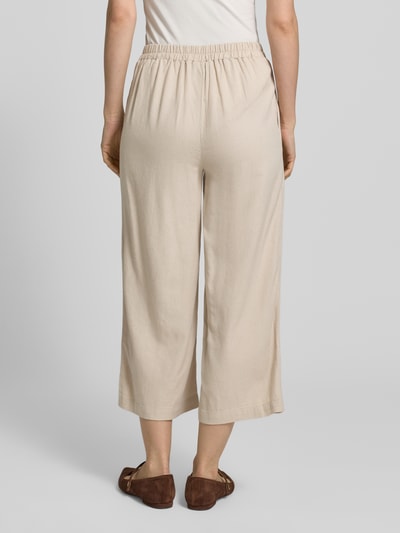 Frauenmodel trägt Regular Fit Culotte aus Viskose-Leinen-Mix Modell 'MYMILO' von Vero Moda in Beige, unifarben, Flammgarn, teilelastischer Bund, seitliche Eingrifftaschen, Ganzkörperansicht Rückansicht.