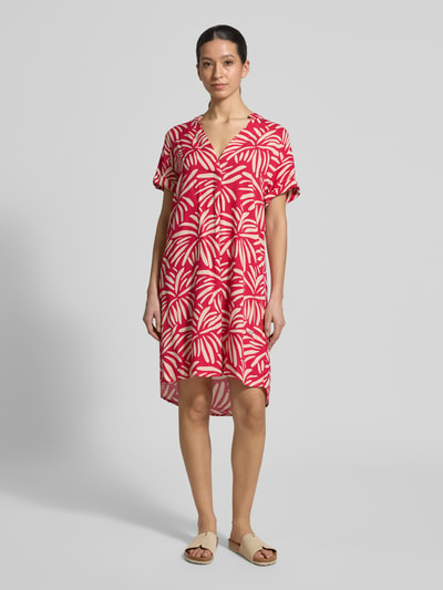 Kobiece model prezentuje Relaxed Fit Kleid aus reiner Viskose Modell 'Mary' von ZABAIONE, czerwony z kwiatowym nadrukiem na całej powierzchni, dekolt z lamówką, krótki rękaw, długość tyłu w rozmiarze S: 94 cm, szerokość w rozmiarze S: 52 cm, długość rękawów w rozmiarze S: 18 cm; widok całej sylwetki z przodu.