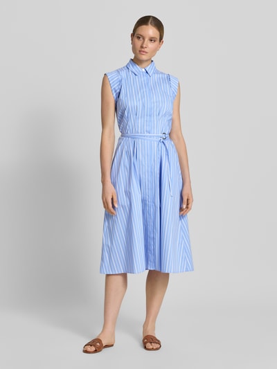 Frauenmodel trägt Hemdblusenkleid mit Gürtel von Liu Jo White, blau-weiß gestreift in A-Linie, Baumwoll-Mix mit Stretch-Anteil, Midikleid, Hemdblusenkragen, verdeckte Knopfleiste, Rückenlänge 119 cm, Brustweite 39 cm, Ganzkörperansicht von vorne.