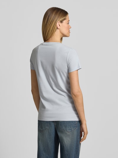 Vrouwenmodel draagt regular fit dames t-shirt van puur katoen, look: effen, labelprint, ronde hals, korte mouw, Model 'C_ESOGO_3' van BOSS Orange, Ganzkörperansicht Rückansicht.