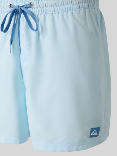 Produktfoto, hellblaue Regular Fit Badehose mit Logo-Patch, elastischer Bund mit Tunnelzug, Modell 'Everyday' von Quiksilver