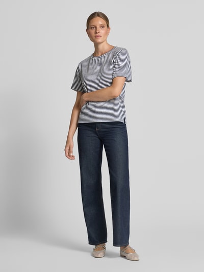 Frauenmodel trägt Regular Fit T-Shirt aus Leinen-Mix Modell 'PELOTA' von Weekend Max Mara, unifarben, Rundhals, Feinstrick; Ganzkörperansicht von vorne.
