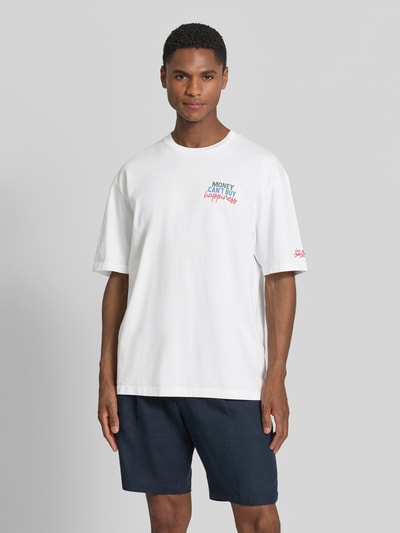 Männermodel trägt T-Shirt mit Statement-Print und Rundhalsausschnitt von MC2 Saint Barth aus Reine Baumwolle, Regular-Fit, Vorderansicht Ganzkörperansicht. Rückenlänge bei Größe M: 71 cm.