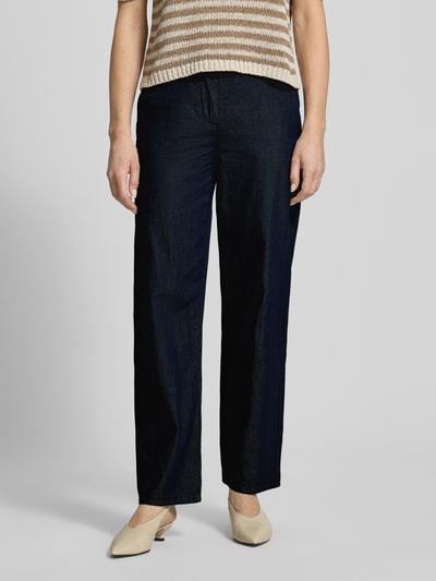 Vrouwenmodel draagt Hose mit Gesäßtasche van ARMANI EXCHANGE in donkerblauw, puur katoen, relaxed fit, steekzakken, achterzak, ganzkörperaanzicht van voren.