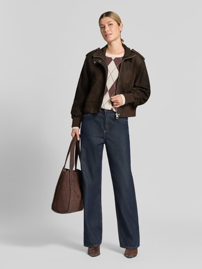 Frauenmodel trägt Regular Fit Lederjacke aus echtem Ziegenleder von Marc O'Polo, dunkelbraun, kombiniert mit Jeans, Ganzkörperansicht von vorne, Damen Leder- / Kunstlederjacke von Marc O'Polo.
