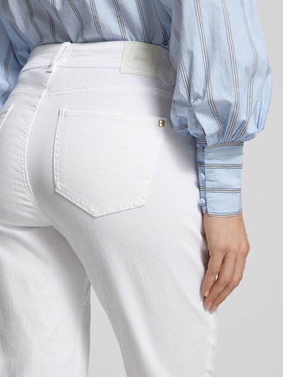 Kobiece modelka nosi Slim Fit Jeans mit Eingrifftaschen Modell 'SHAKIRA' von Brax, bawełniany miks z lyocellem, krój slim fit, detal tylnej kieszeni, szerokość w rozmiarze 36: 37 cm, długość wewnętrzna nogawki w rozmiarze 36: 70 cm, zbliżenie na tył.