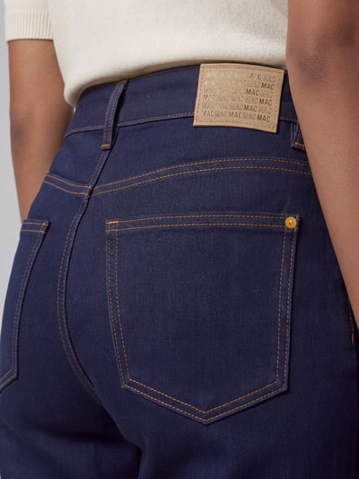 Frauenmodel trägt Loose Fit Barrel Jeans aus Baumwoll-Mix mit Modal-Anteil Modell 'DANNI' von MAC, dunkelblauer Stoff, Detailaufnahme, Damen Barrel Jeans von MAC