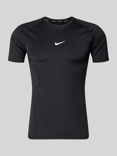Produktfoto, schwarzes Herren T-Shirt mit Logo-Print und Rundhalsausschnitt, Slim-Fit, Raglanärmel, von NIKE TRAINING, Rückenlänge 72 cm bei Größe M.