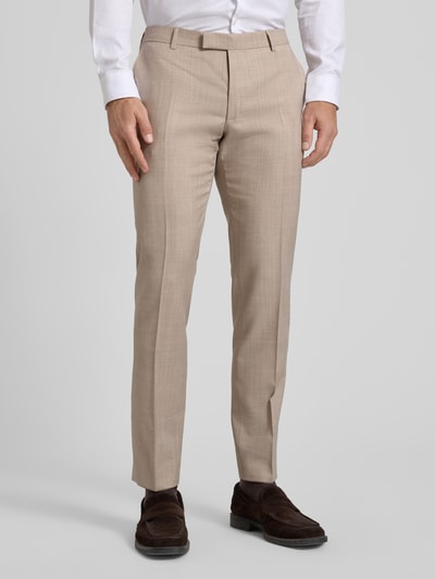 Männermodel trägt Slim Fit Anzughose mit Woll-Anteil Modell 'Blayr' von JOOP! Collection, beiger Material-Mix, Eingrifftaschen, Haken- und Reißverschluss, Bügelfalten, Ganzkörperansicht von vorne.