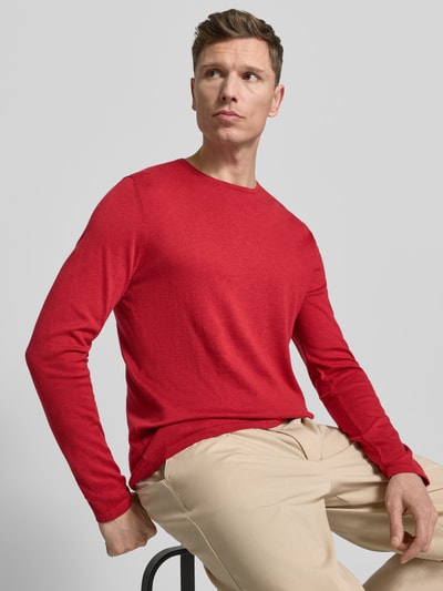 Männermodel trägt Strickpullover mit Rundhalsausschnitt von Christian Berg Men, reine Baumwolle, Regular Fit, Vorderansicht Oberkörper.