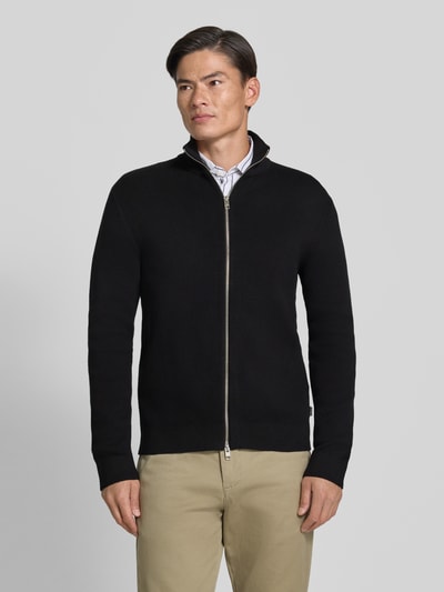 Männermodel trägt Regular Fit Jacke aus reiner Baumwolle Modell 'MILANO' von JACK & JONES, Strick-Optik, Stehkragen, Ganzkörperansicht von vorne.