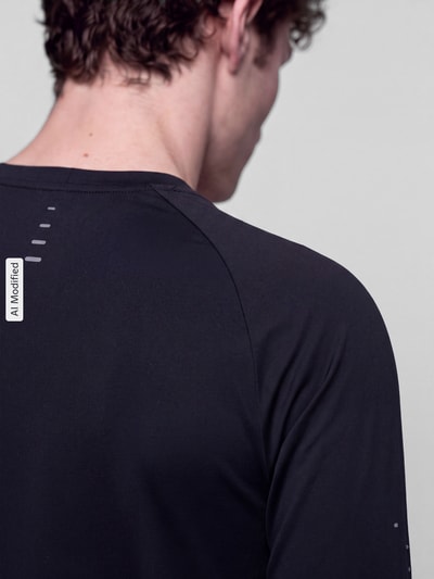 Männermodel trägt Regular Fit Sport-Langarmshirt mit Logo-Detail von Nike in Schwarz, glatte Textur, Ganzkörperansicht Rückansicht, KI-modifiziertes Bild. Herren Sport-Langarmshirt von Nike Training