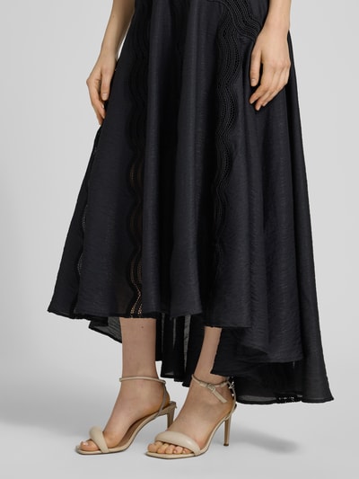 Kobiece modelka nosi Midirock mit Stitchings Modell 'COLE' od Copenhagen Muse, czarny, lekka faktura, detaliczne przeszycia, mikromodal z domieszką stretchu, fason A-linia, szerokość w rozmiarze S: 36 cm, długość całkowita S: 86 cm, zbliżenie na dolną część sylwetki